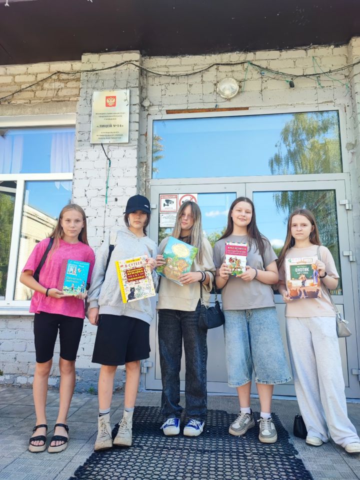 Юные зеленодольцы принимают активное участие в благотворительной акции «Книги детям Лисичанска»