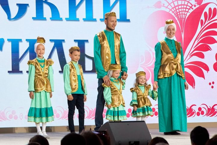 Мама пятерых детей из Зеленодольска Ильмира Нуруллина представила национальные костюмы на Всероссийском конкурсе дизайнеров