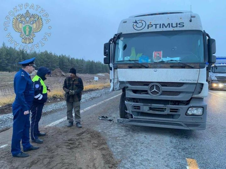 60-летний водитель грузовика стал виновником крупного ДТП на трассе в Татарстане: пострадали двое детей
