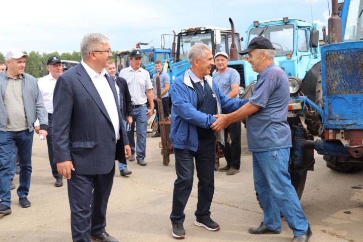 Рустам Минниханов посетил фермерское хозяйство «Ягодная долина» в селе Большие Яки