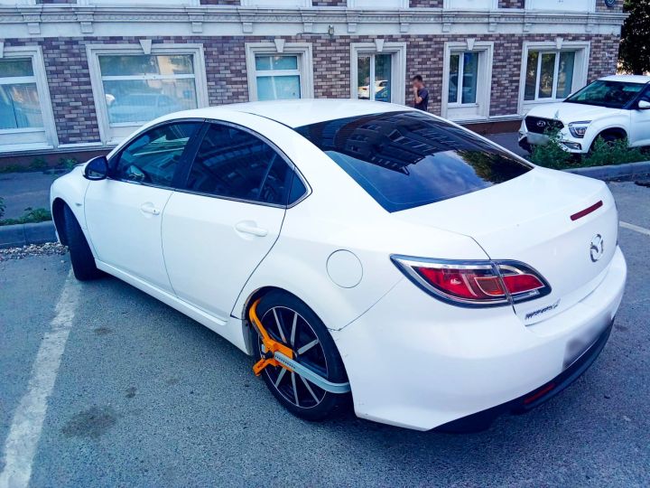 Автомобиль должника арестован за 16 тысяч: оплата в последний момент помогла избежать эвакуации в Казани