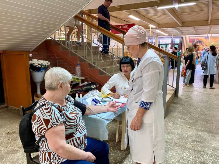 В Зеленодольске на городском рынке медики измеряли давление всем желающим