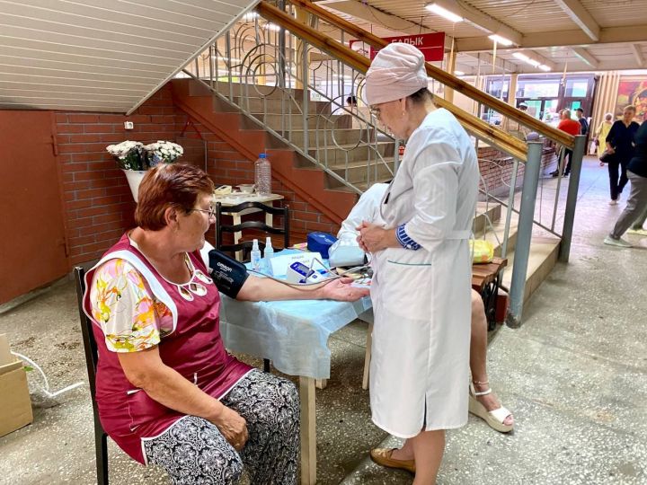 В Зеленодольске на городском рынке медики измеряли давление всем желающим