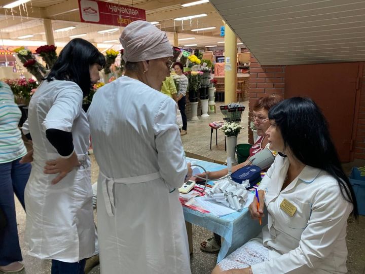 В Зеленодольске на городском рынке медики измеряли давление всем желающим