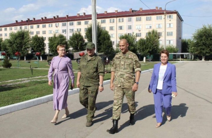 Сария Сабурская  посетила войсковые подразделения в Самарской области, где служат молодые татары-призывники