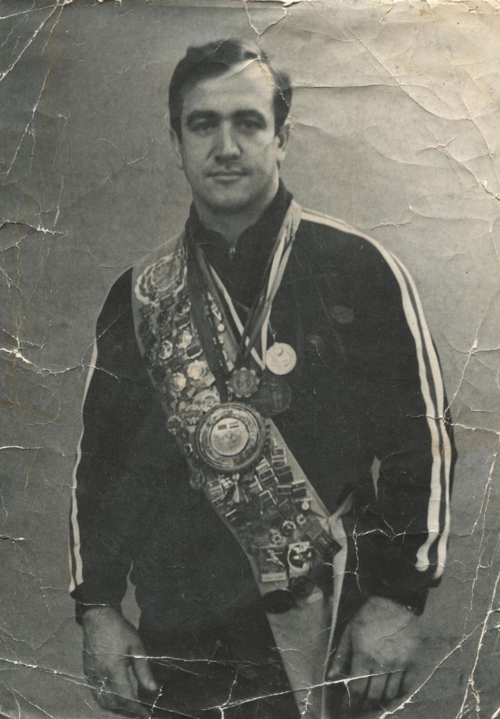 Рекордсмен мира, зеленодолец Александр Сычёв в 1976-м в толчке взял штангу весом в 220 килограммов