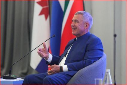 Рустам Минниханов поздравил сограждан с Днем Государственного флага России