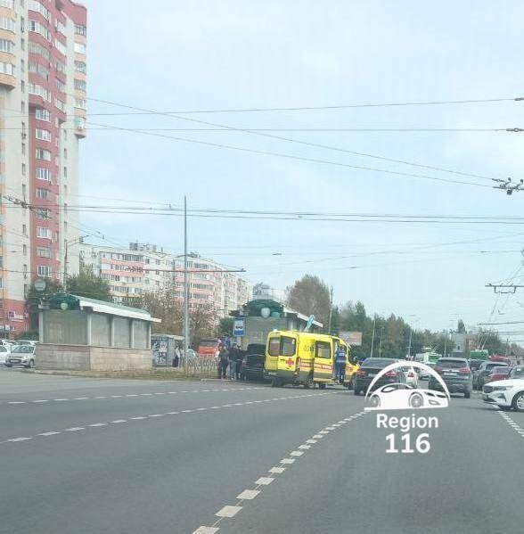 Легковой автомобиль влетел в подземный переход: два человека оказались в Казанской больнице