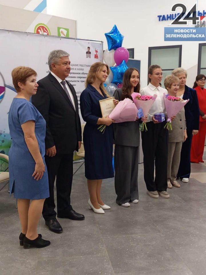 В ЦКР в преддверии августовской педконференции прошло чествование выпускников, сдавших ЕГЭ на высшие баллы