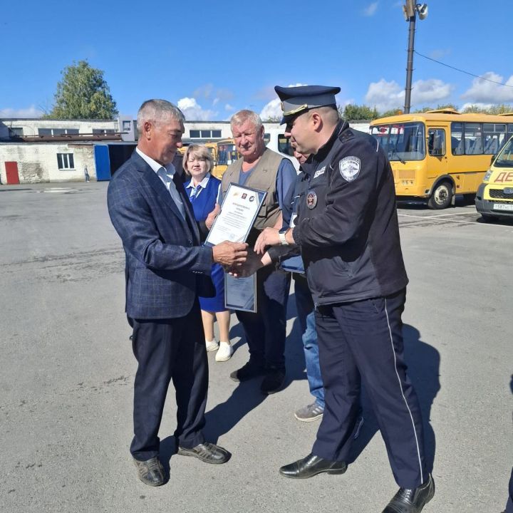 В Зеленодольске госавтоинспекторы провели встречу с водителями школьных автобусов