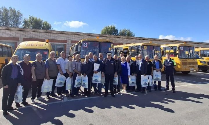 В Зеленодольске госавтоинспекторы провели встречу с водителями школьных автобусов