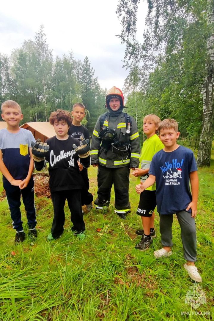 Сотрудники МЧС проводят занятия в детских лагерях