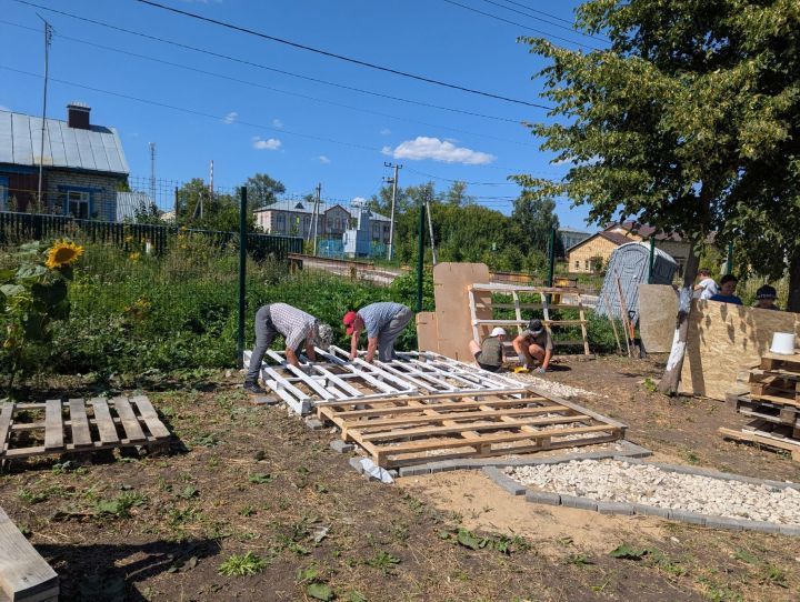 Ребята из подросткового клуба «Авангард-Разноцветная Зебра»  своими руками создают уличную зону отдыха из строительных поддонов