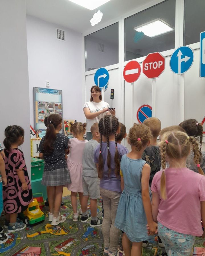 В детском саду  №6 «Улыбка»проходит тематический день «Светофор — лучший друг»