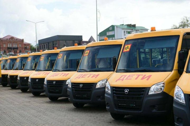 1,5 миллиарда рублей на школьные автобусы: Рустам Минниханов вручил ключи от 57 новых единиц техники