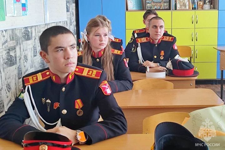 Сотрудники МЧС России приняли участие в празднования Дня знаний