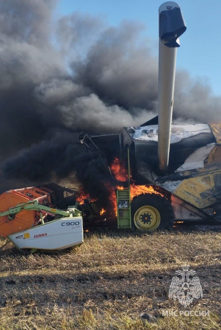 В деревне Мизиново в поле сгорел комбайн