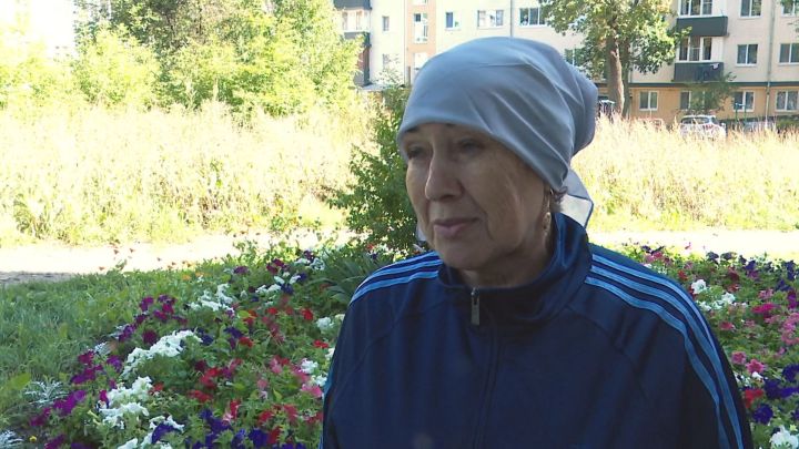 Жительница Зеленодольска Венера Хаертдинова более 40 лет выращивает петунии и украшает дворы