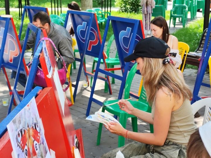 Почти 400 взрослых и детей приняли участие в социальном проекте «Рисуй, Казань!»