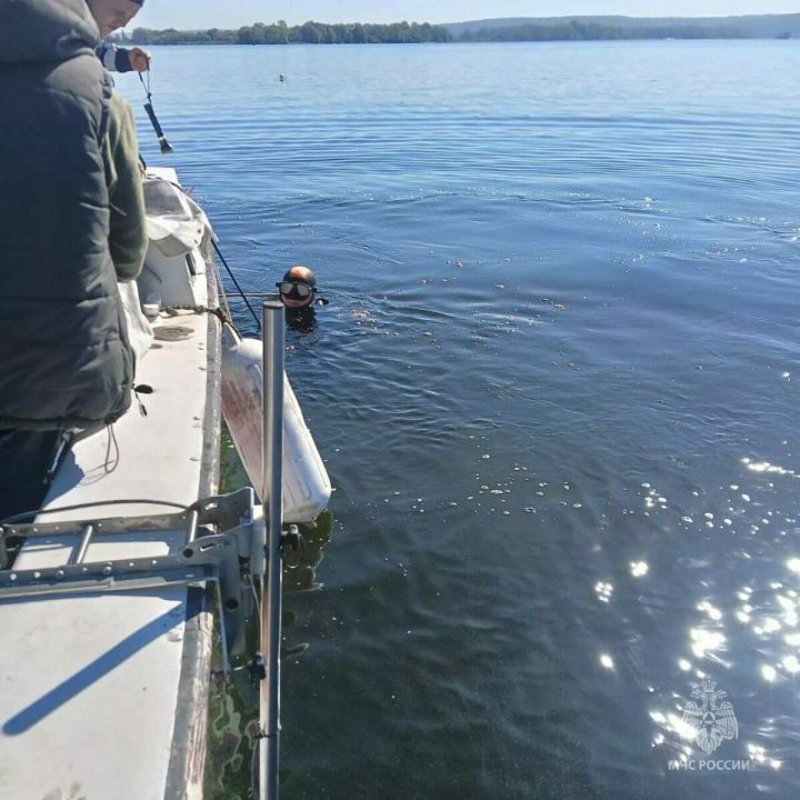 Водолазы нашли тело одного из пассажиров катера, перевернувшегося неподалеку от поселка Октябрьский
