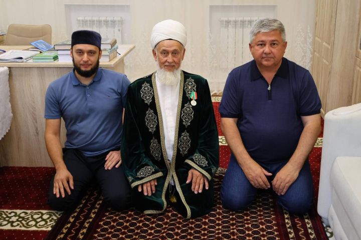 Глава ЗМР Михаил Афанасьев поздравил с днем рождения имам-мухтасиба  Зеленодольска и Зеленодольского района