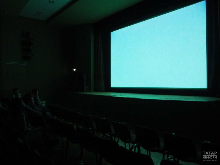 По оценке кинокритика Давида Шнейдера в России могут закрыть часть кинотеатров