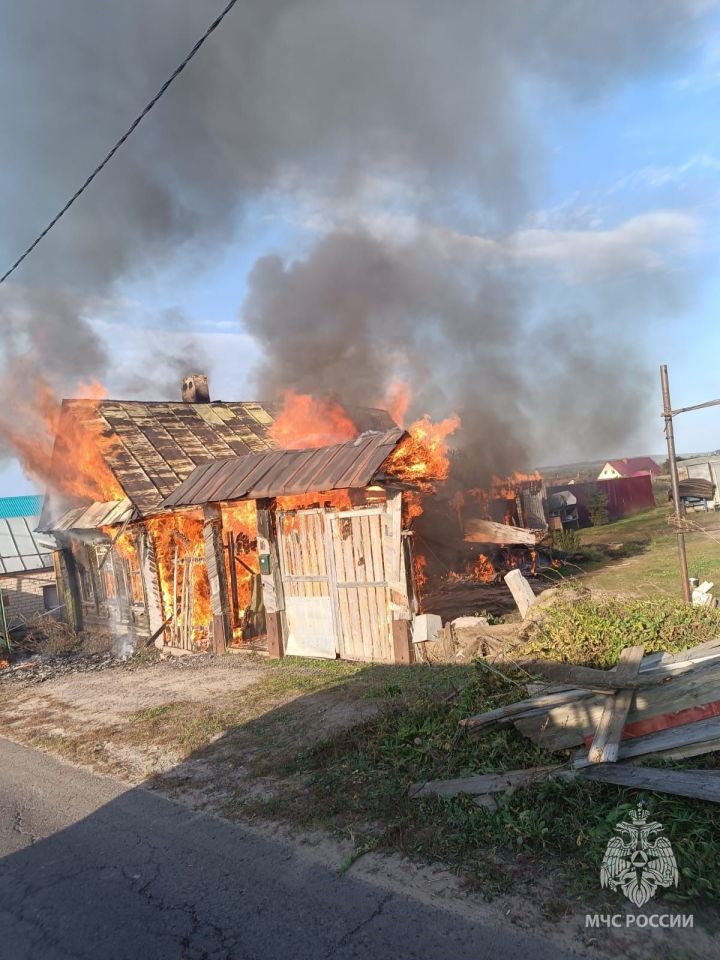 В деревне Большой Кульбаш Зеленодольского района практически полностью сгорел частный жилой дом