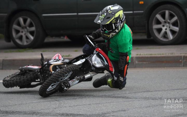 В Зеленодольске 46-летний мотоциклист пытался скрыться от Госавтоинспекторов и совершил ДТП