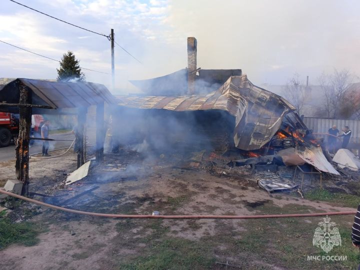 В деревне Большой Кульбаш Зеленодольского района практически полностью сгорел частный жилой дом