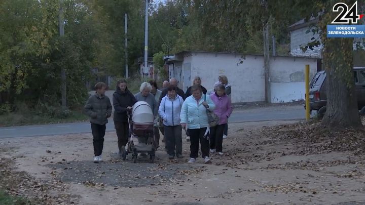 Жители десятка домов на ул. Октябрьской в Зеленодольске ждут технику для ремонта дороги