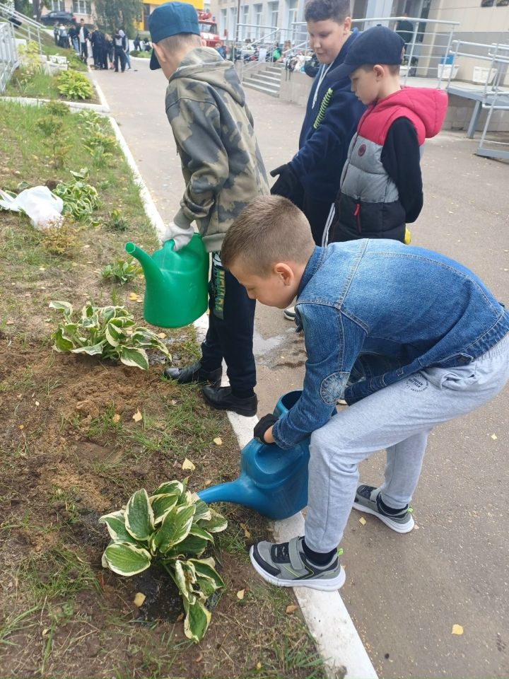 В Васильевской кадетской школе прошел первый субботник