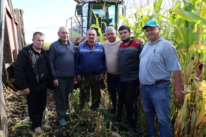 Михаил Афанасьев встретился с комбайнерами и механизаторами