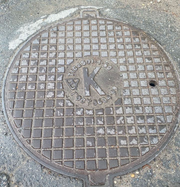 «Говорящие» буквы: как распознать люк?