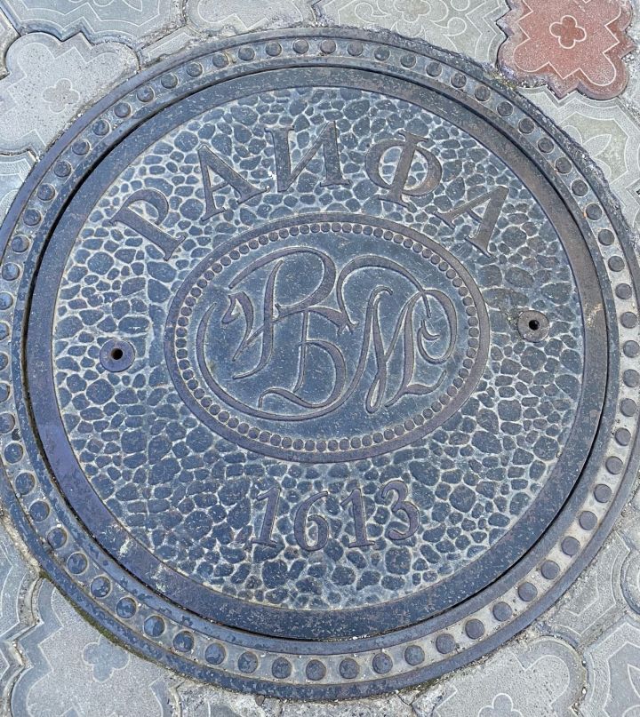 «Говорящие» буквы: как распознать люк?