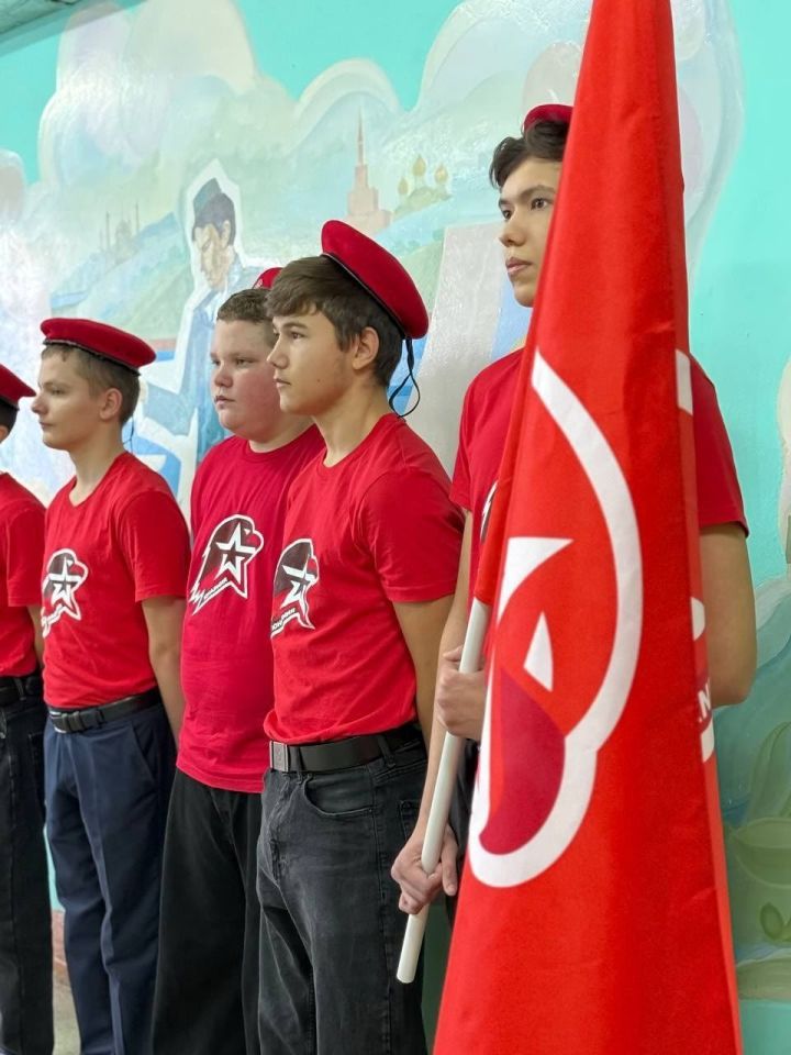 Учащиеся Нурлатской школы торжественно приняли клятву юнармейца