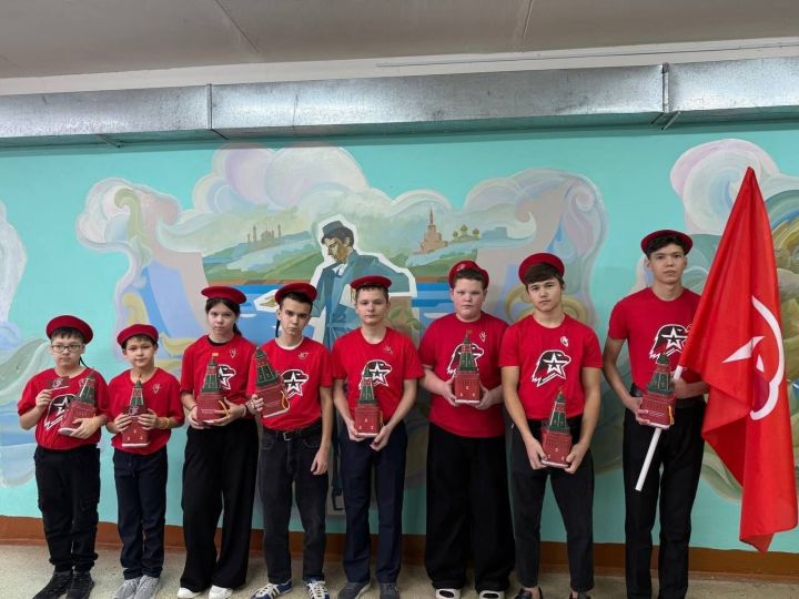 Учащиеся Нурлатской школы торжественно приняли клятву юнармейца