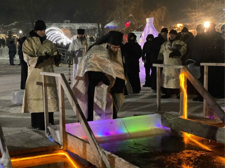 На льду Раифского озера прошёл молебен