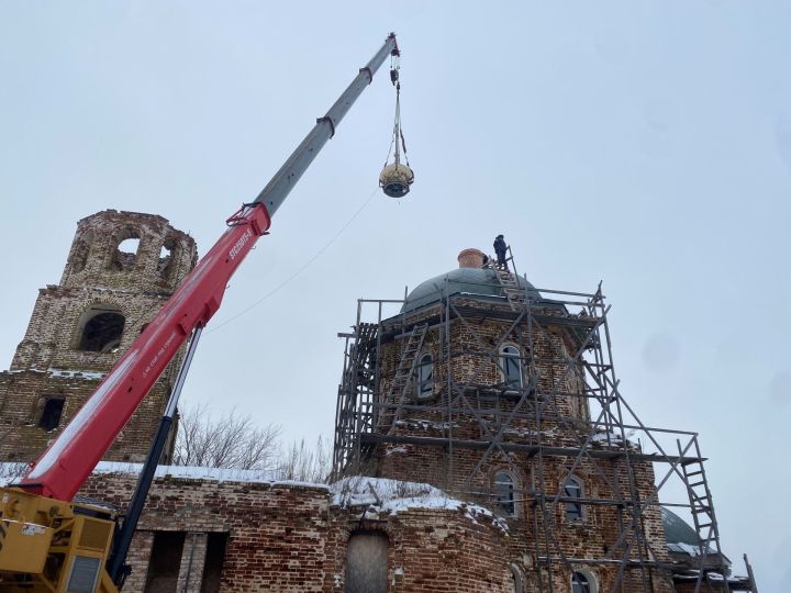 Троицкая церковь в с. Косяково благодаря энтузиастам увенчалась крестом