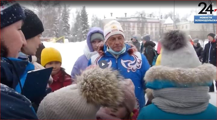 Энтузиаст заливает каток в микрорайоне Мирный