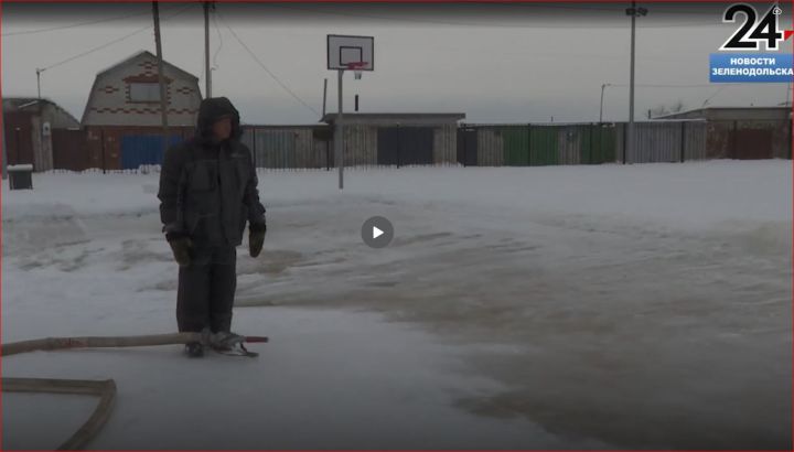 Энтузиаст заливает каток в микрорайоне Мирный