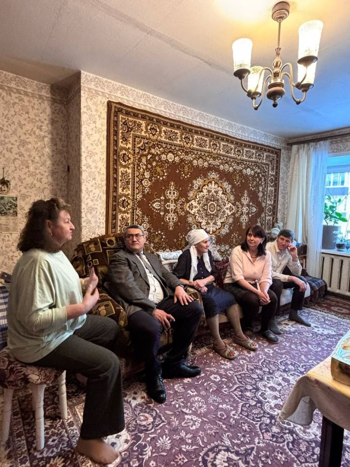 В Зеленодольской ЦРБ поздравили с 90-летием ветерана медицины Клару Касимову