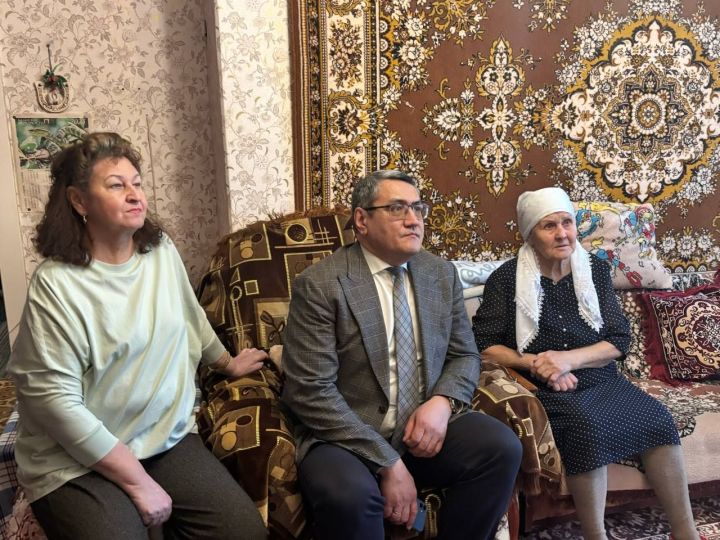 В Зеленодольской ЦРБ поздравили с 90-летием ветерана медицины Клару Касимову