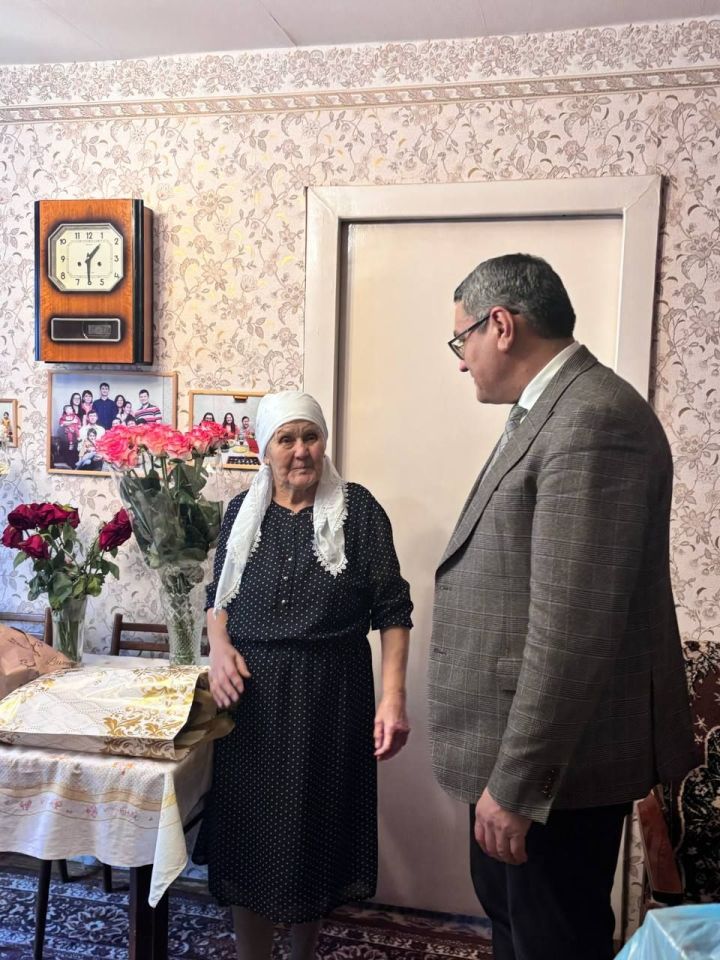 В Зеленодольской ЦРБ поздравили с 90-летием ветерана медицины Клару Касимову