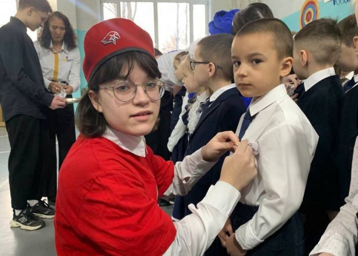 В Зеленодольской школе №15 первоклассников посвятили в ряды «Орлят России»