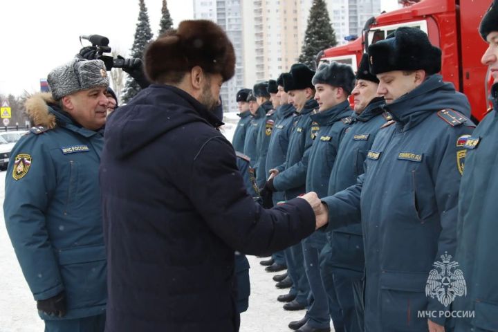 Зеленодольским пожарным вручили награды и новую технику