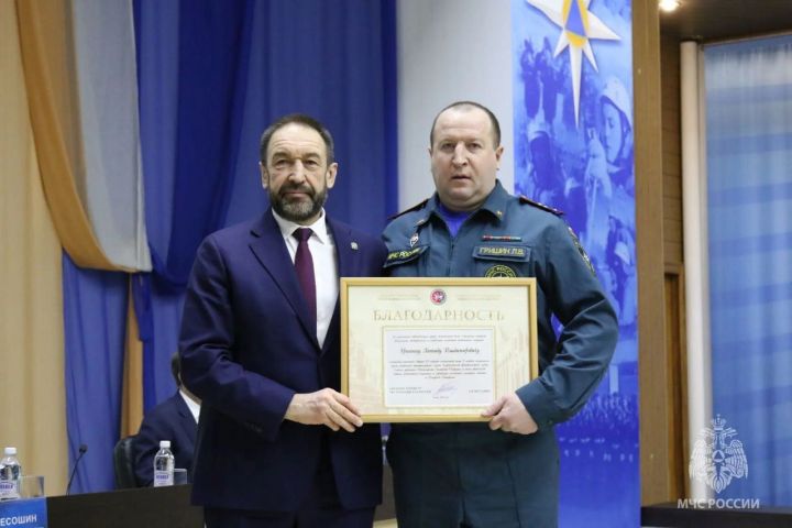 Зеленодольским пожарным вручили награды и новую технику