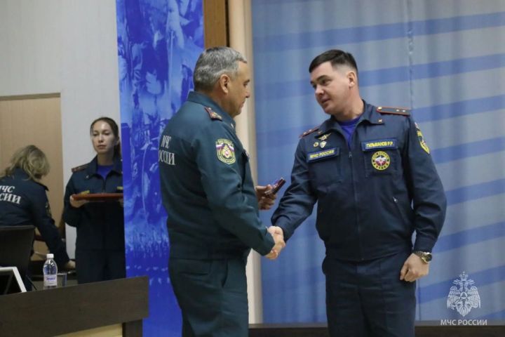 Зеленодольским пожарным вручили награды и новую технику