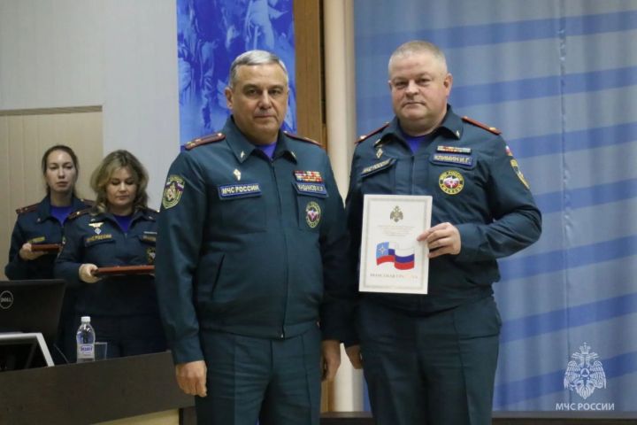 Зеленодольским пожарным вручили награды и новую технику