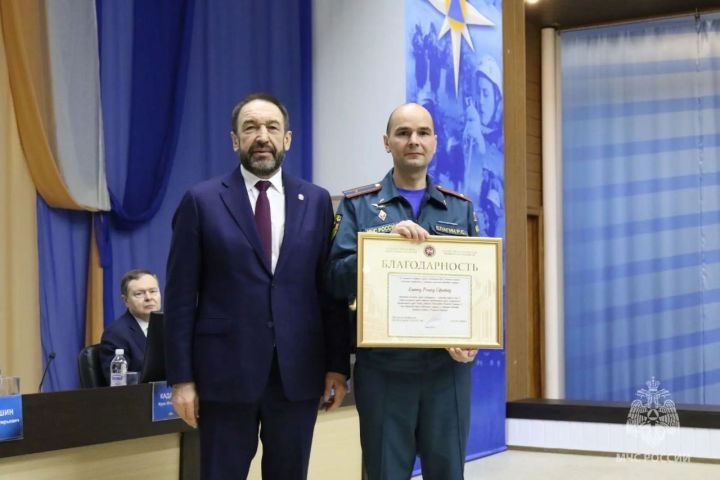 Зеленодольским пожарным вручили награды и новую технику