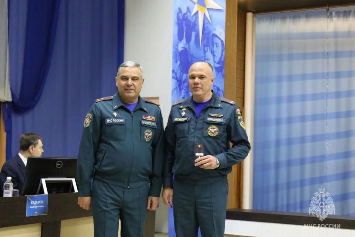 Зеленодольским пожарным вручили награды и новую технику